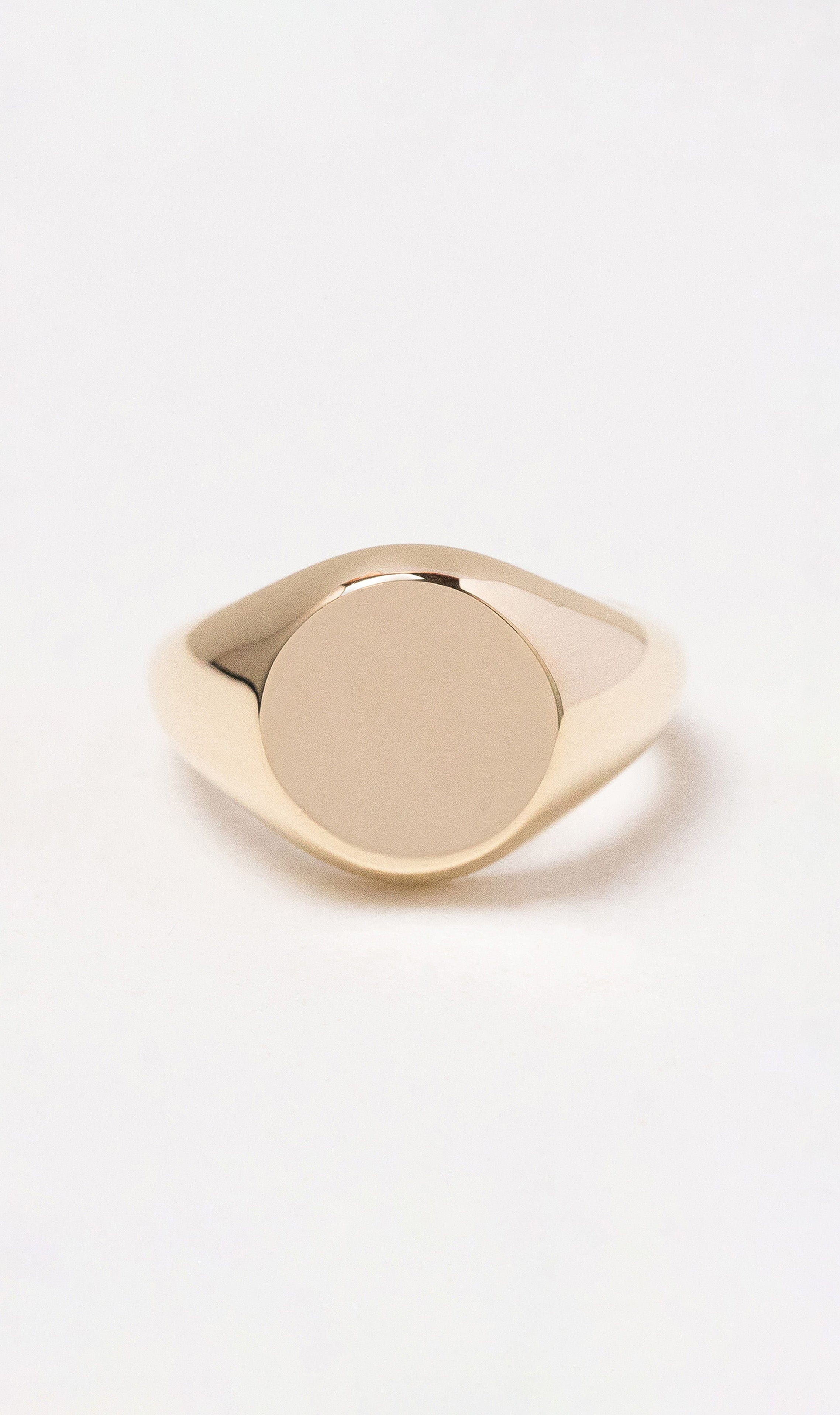 Circle signet clearance ring