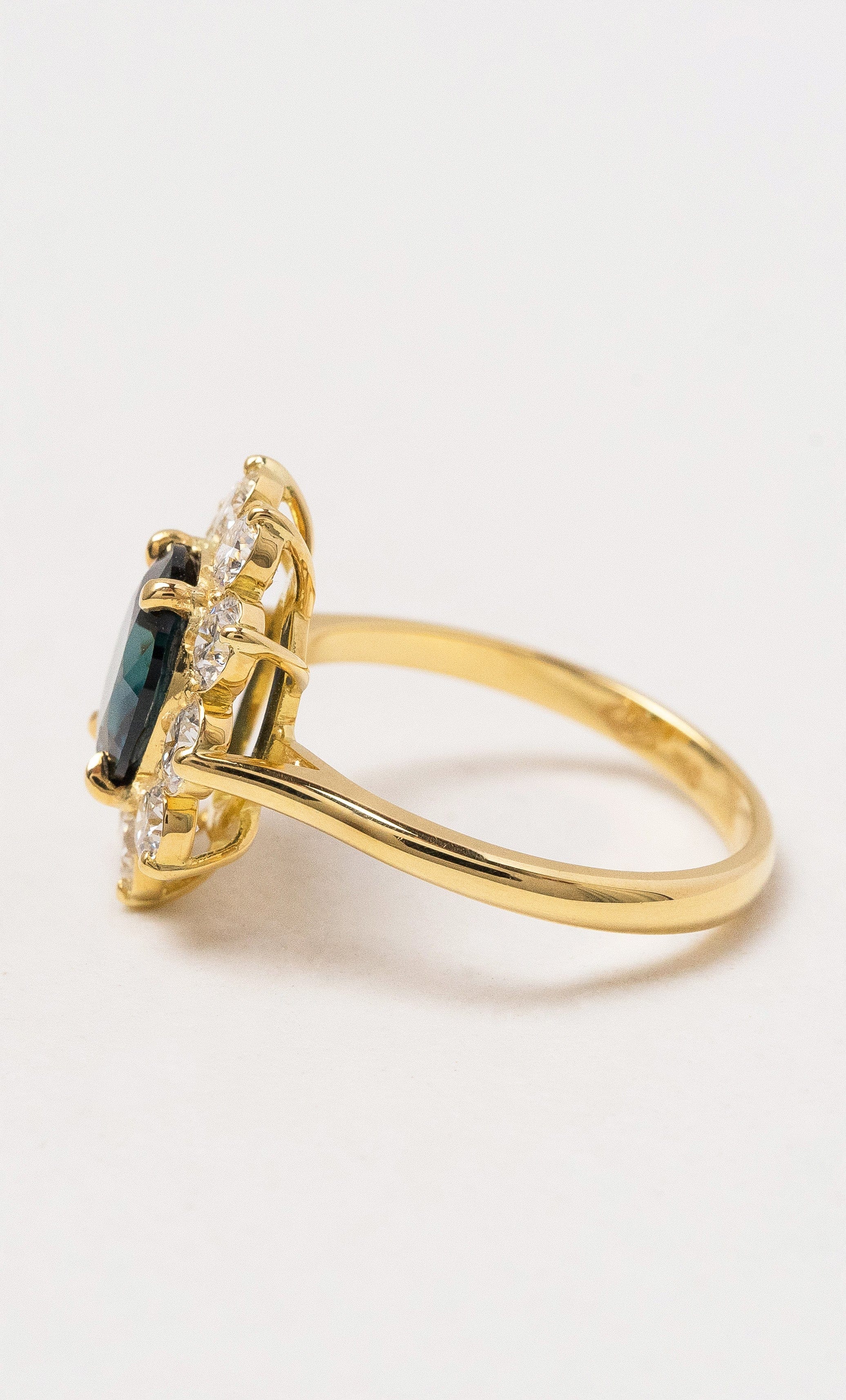 Hogans Family Jewellers 18K YG Oval Australian Sapphire Ring